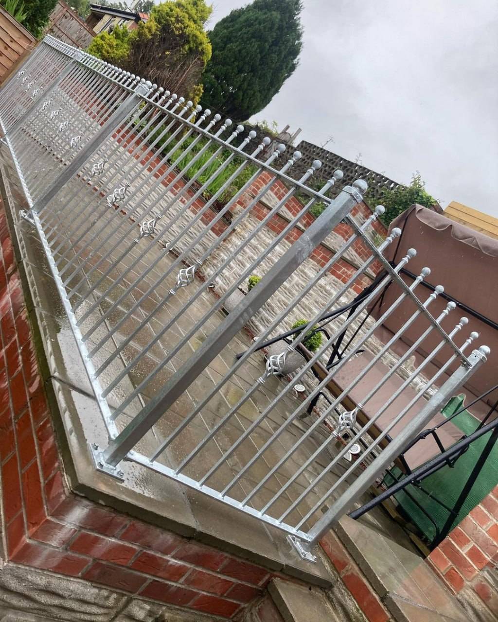 White rooftop glass balustrade installation